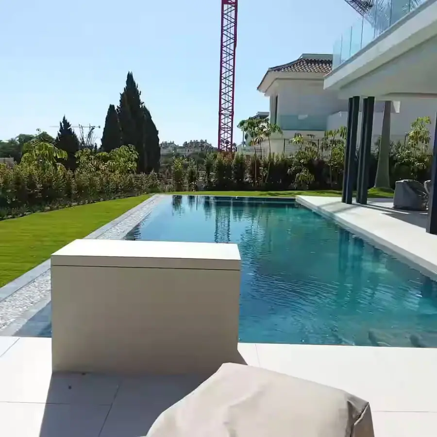 Instalación de depuradora y maquinaria de piscina en Granada