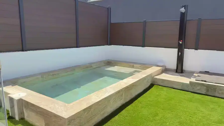Diseño de piscina desbordante infinity en Andalucía