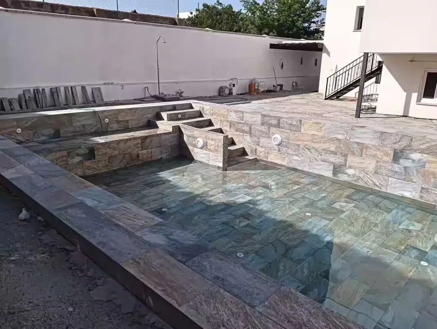 Diseño de piscina de lujo con acabados premium en Andalucía Oriental