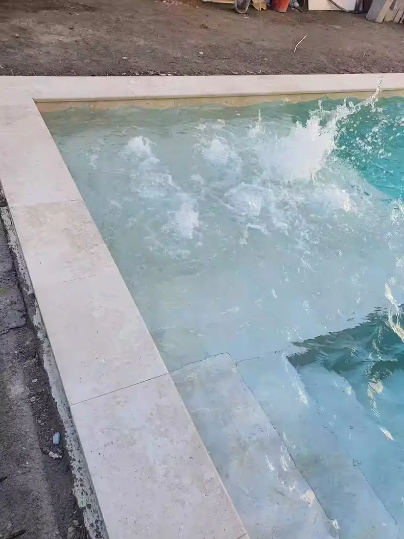Diseño de piscina minimalista de obra en Granada y Málaga