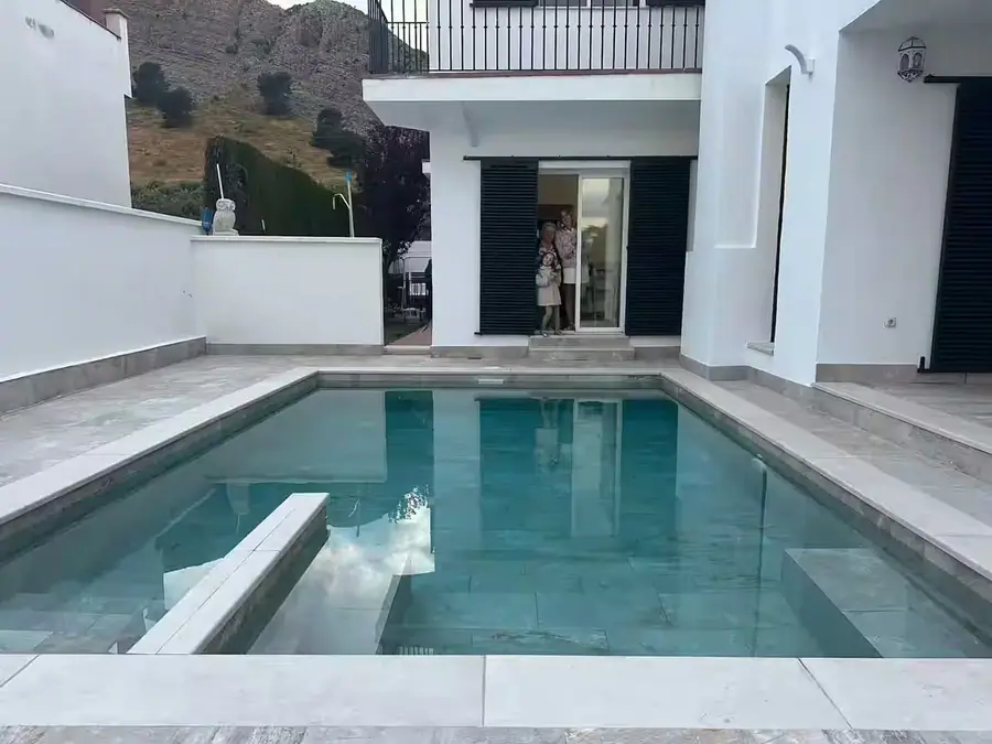 Especialistas en construcción de piscinas en Granada — NereoPools
